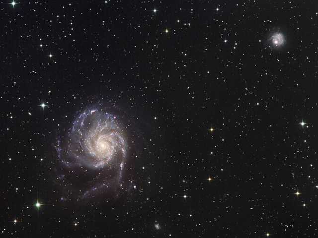 Galaxies M101 et NGC5474 photographies en Halpha-RVB  avec le Newton-Cassegrain de 300mm Axis instruments