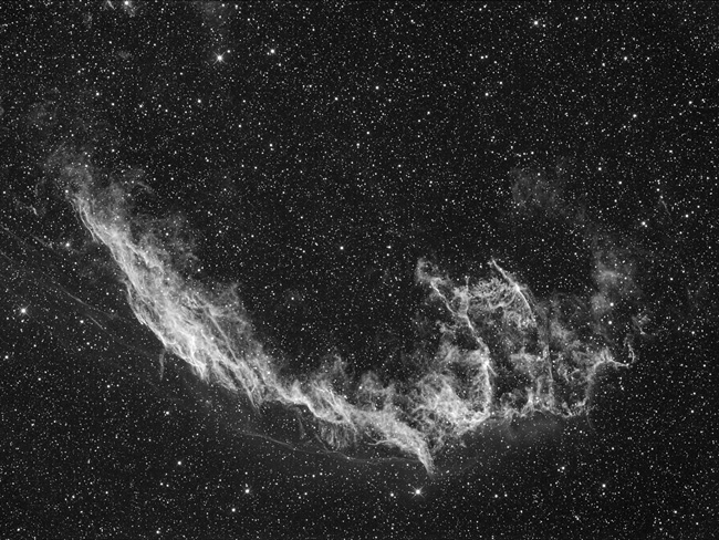 Dentelles du Cygne (NGC6992-95) en Halpha - Newton-Cassegrain de 300mm Axis instruments